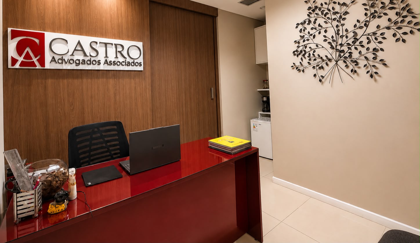 Recepção do escritório, com identidade visual na parede e balcão de atendimento.